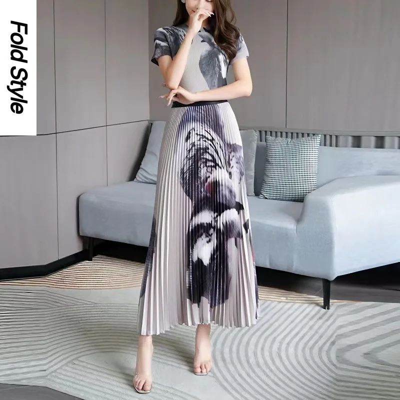 

2024 Summer New Miyake Ruffled Fashion Printing Slim Fit T-shirt+100 Ruffled Large Swing Half Dress Two Piece Set for Women