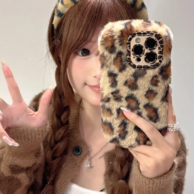Mode Leopard Flauschigen Pelz Fall Für iPhone 17 Pro Max 16 Plus 15 14 13 12 11 Ständer Kamera objektiv Schutz Rahmen Funda 17 Air