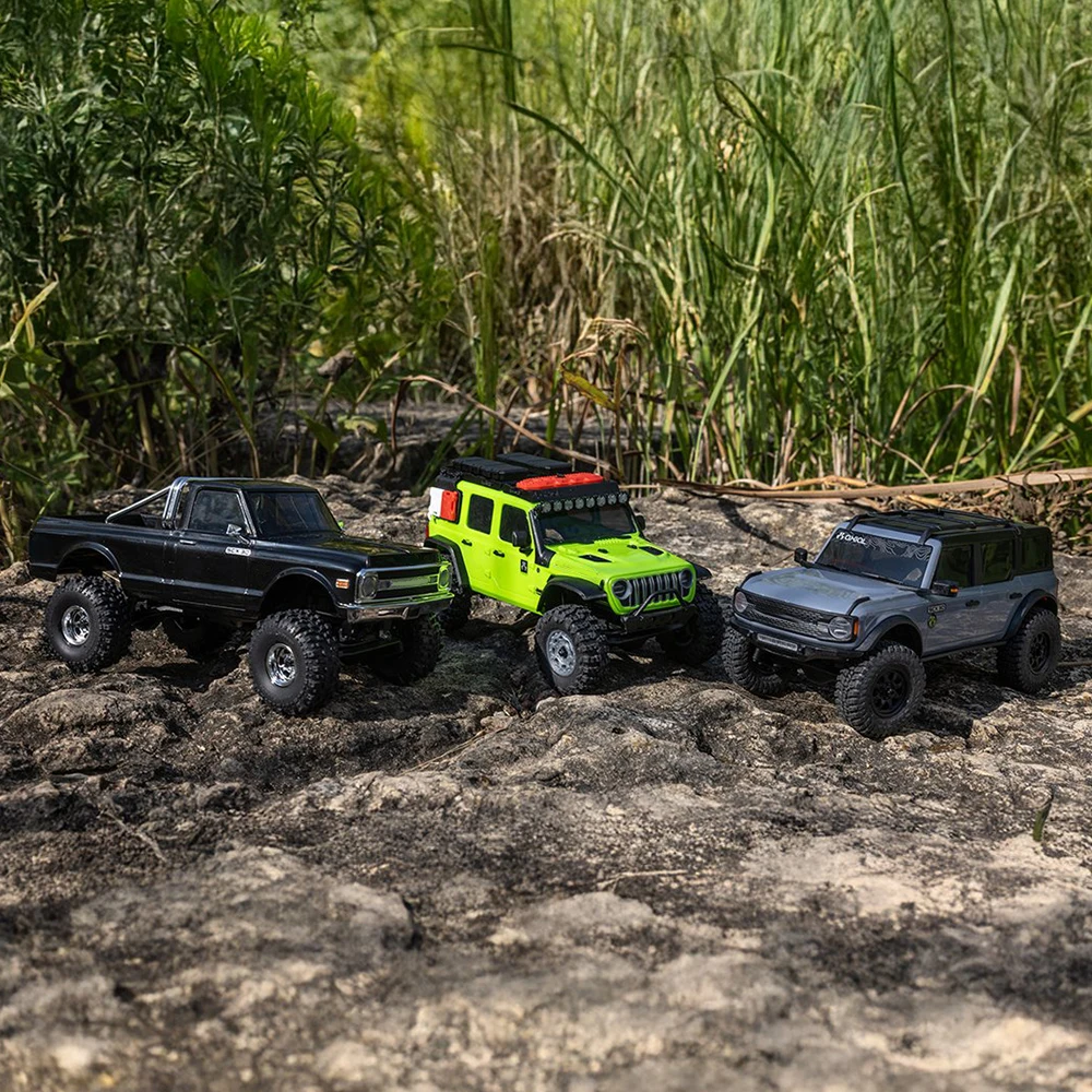 AXIAL K10 AXI-2260 SCX30 Crawler RC 1/30 RTR - Voiture télécommandée tout-terrain noire de profil, montrant ses suspensions.