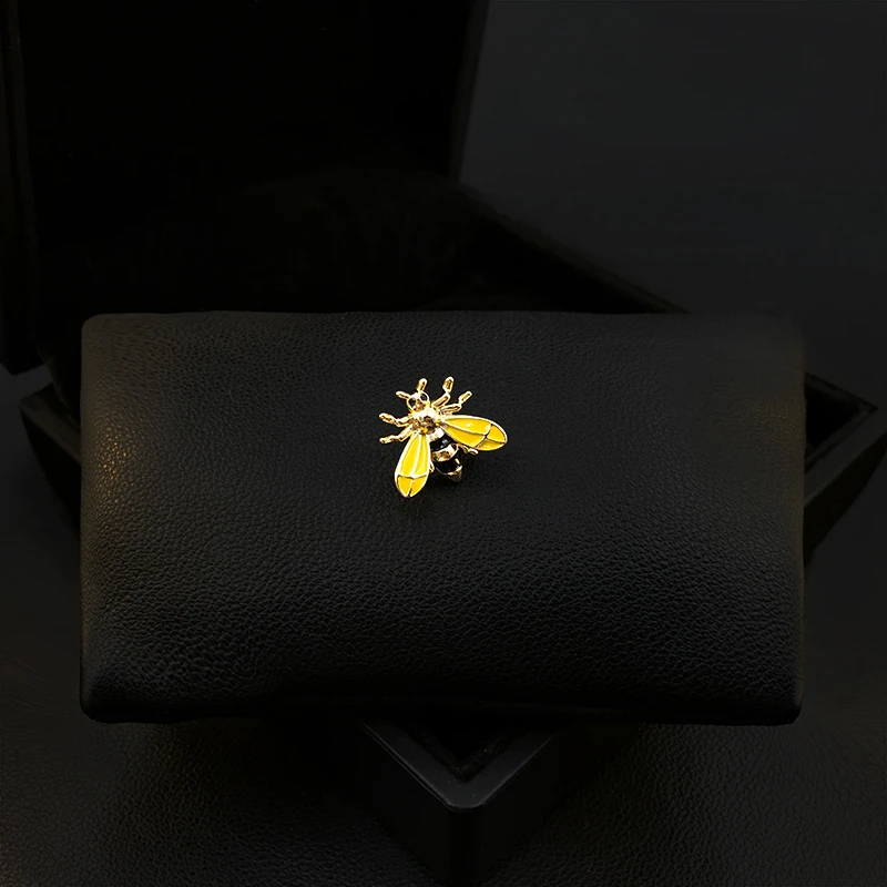 Mini Bee Creative Strong Magnetic Buckle Brooch Women Shirt Neckline Anti-Exposure Collar Pin Clothing Accessories Jewelry 5278