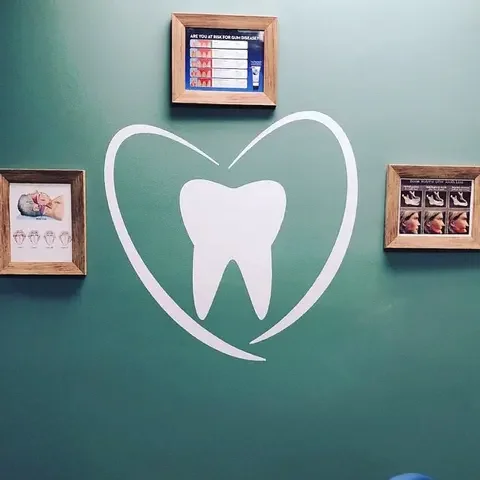 

Dental Clinic Window Stickers Dentist Smile Vinyl Wall Poster Teeth Clinic Wall Decal Removable Dental Shop Decoration AZ454