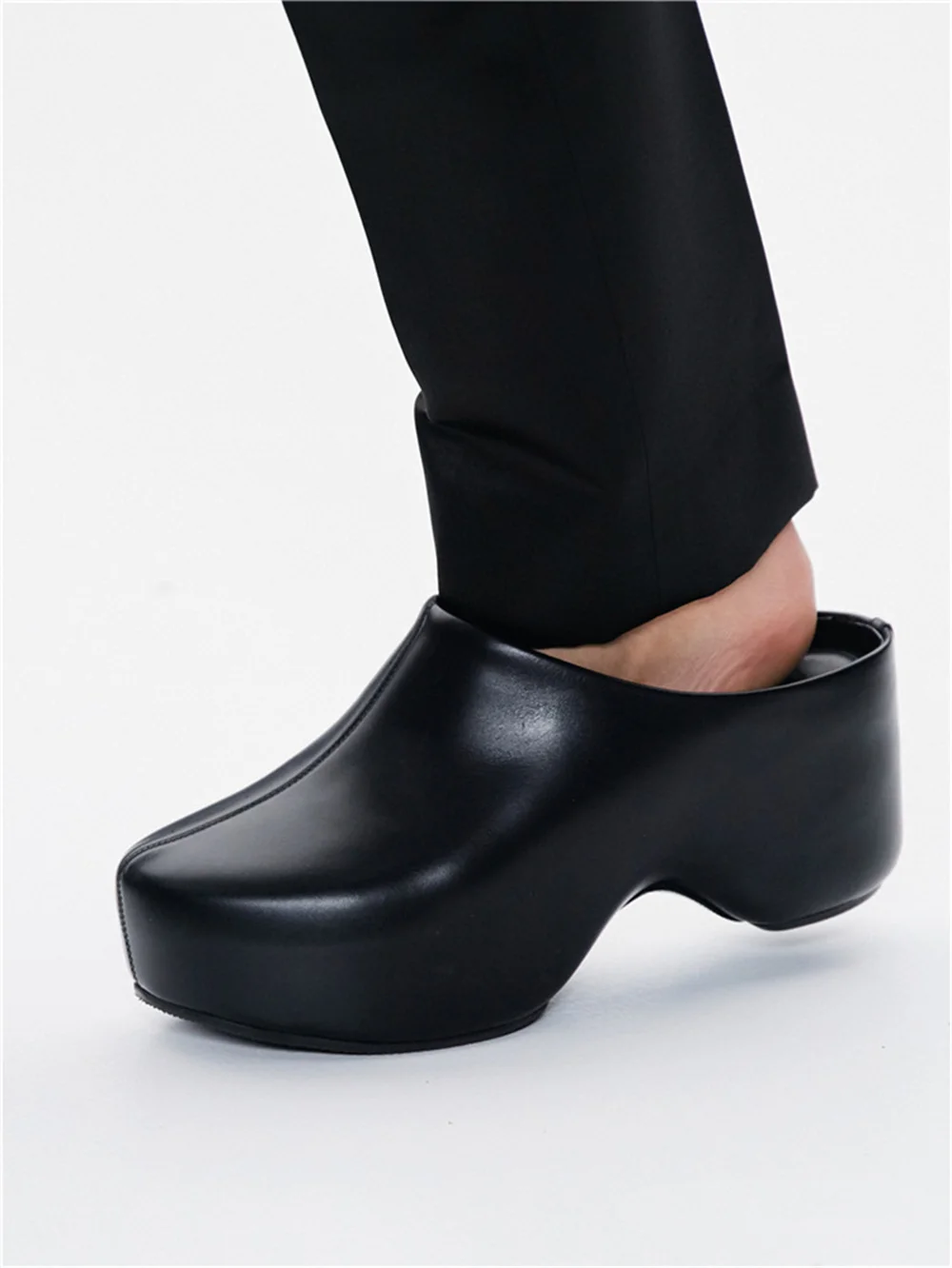

2023 Summer New Style Women's High Thick Bottom Round Toe Fashion Slippers Catwalk shows Push off with one foot