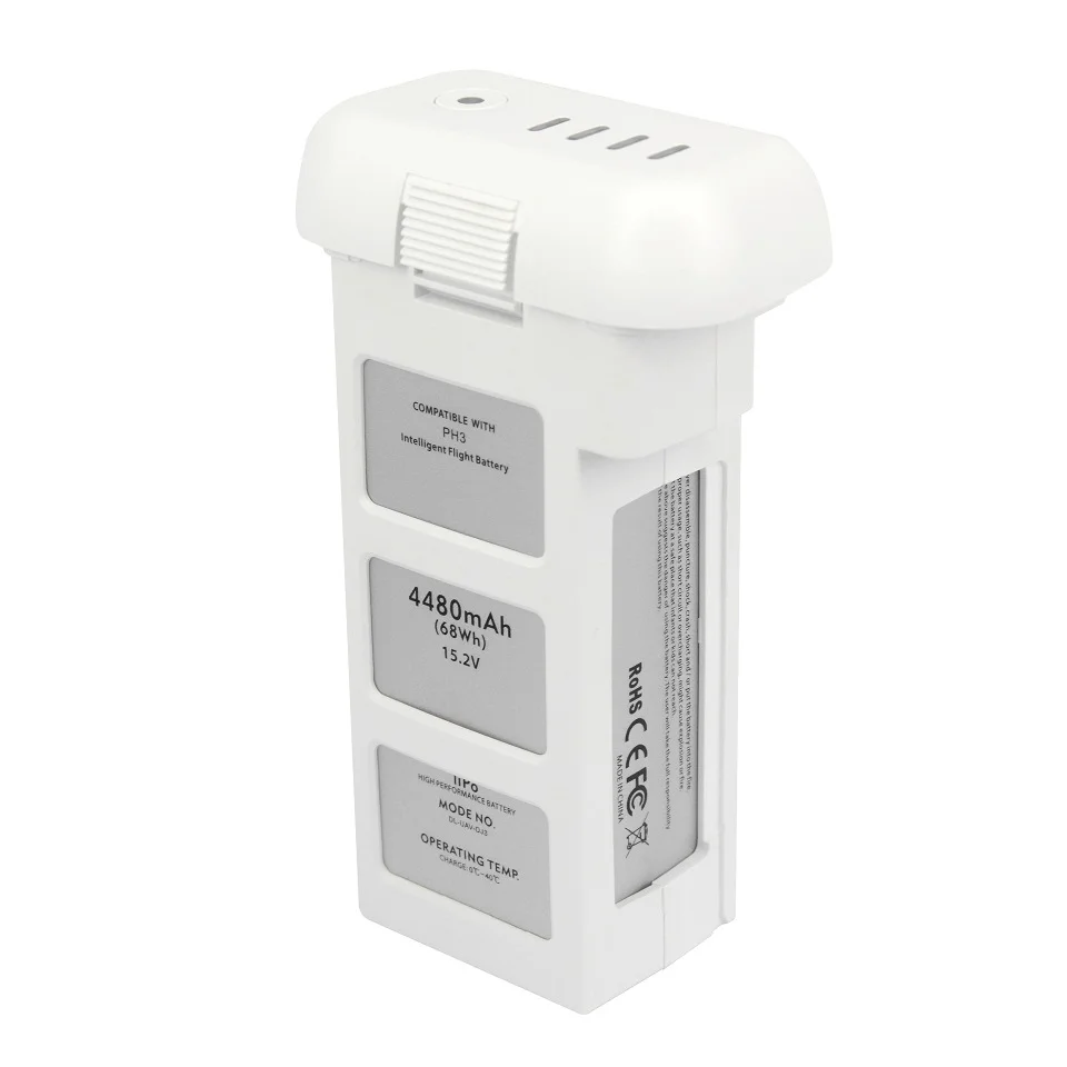 Batterie intelligente compatible DJI Phantom 3 connectée à un chargeur, avec les voyants lumineux indiquant la charge en cours.