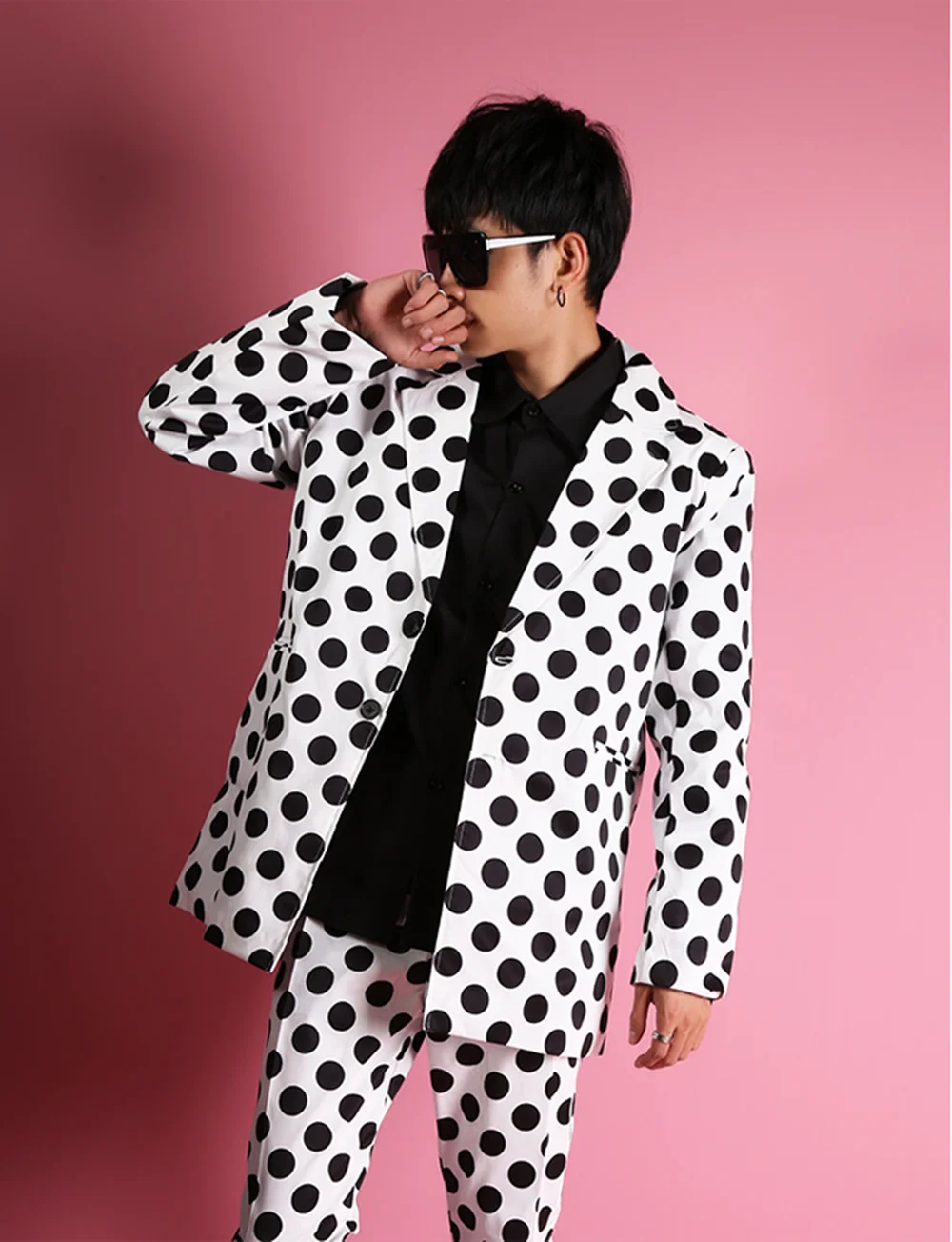 

Youth Fashion Black and White Polka Dots Classic Wide Shoulder Loose Suit Nightclub Studios Men's Capris Dress Set 046