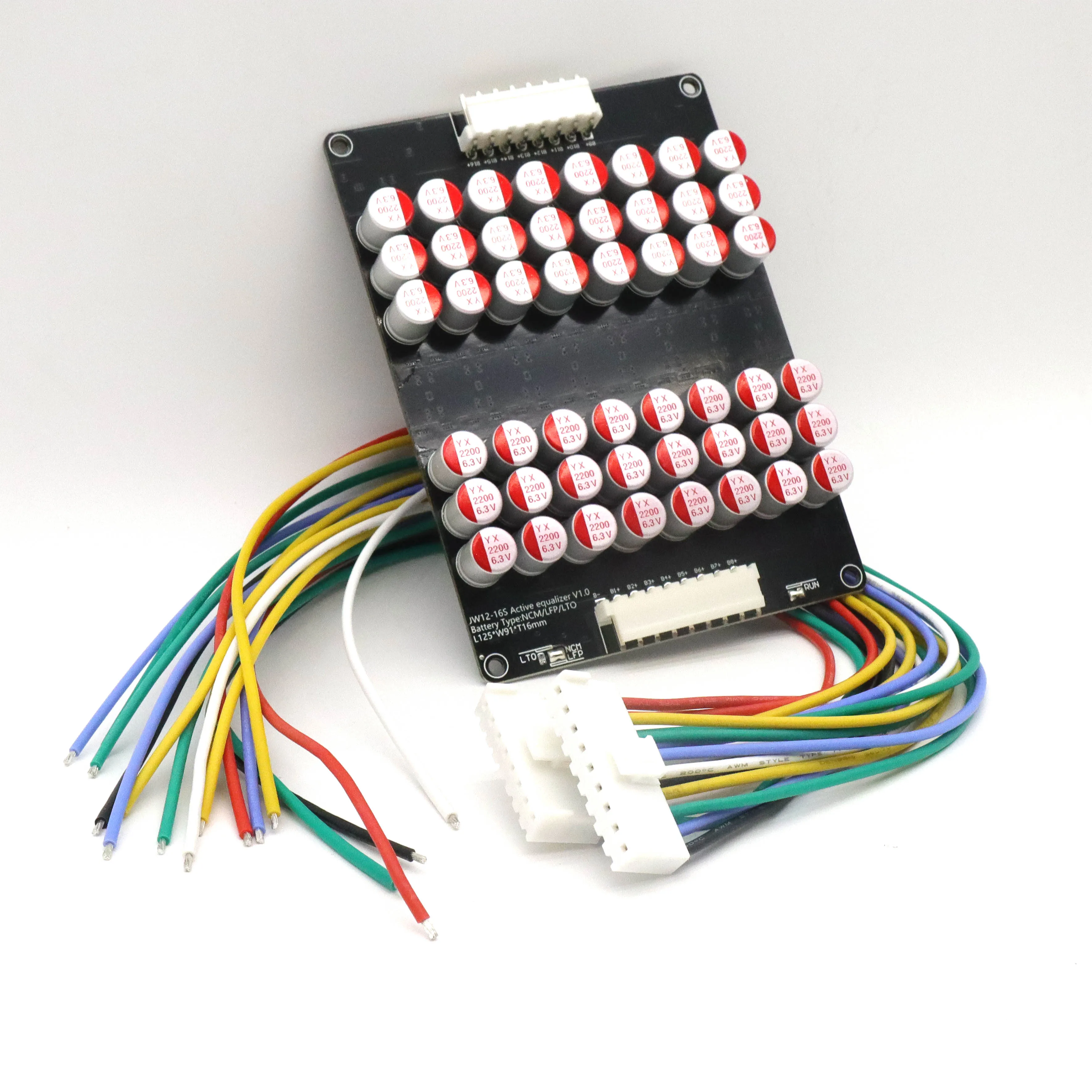 Chargeur de batterie drone intelligent 4-21S NCM LFP LTO 10-80A connecté à une batterie LiPo en cours de charge