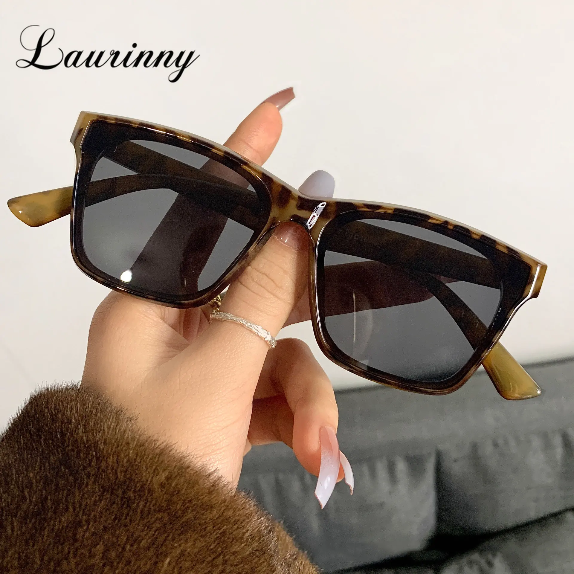 

Солнцезащитные очки женские квадратные в винтажном стиле с защитой UV400