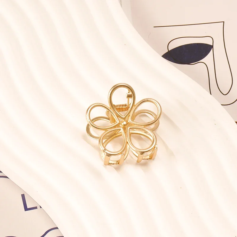 مشابك شعر معدنية صغيرة