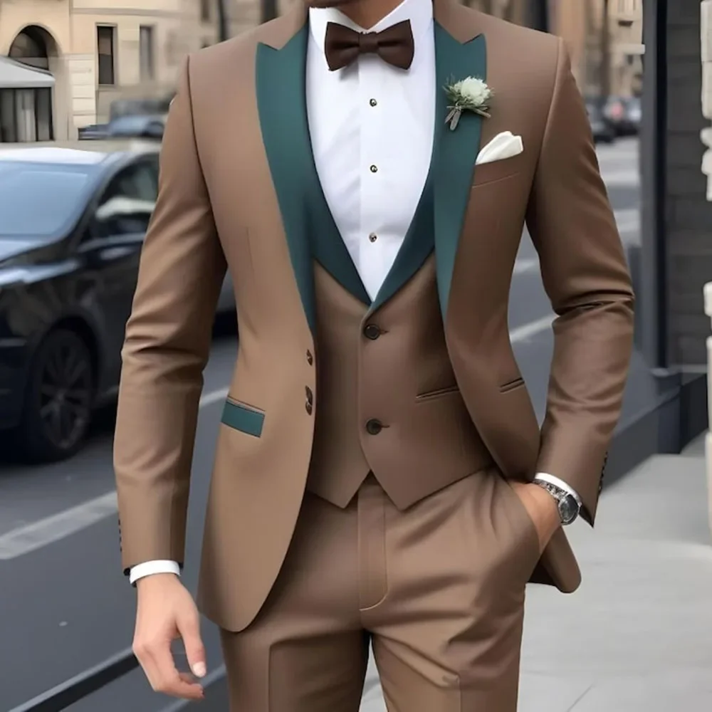 Abiti da uomo marroni personalizzati monopetto con risvolto a punta slim fit 3 pezzi giacca pantaloni gilet set completi abbigliamento di alta qualità Terno