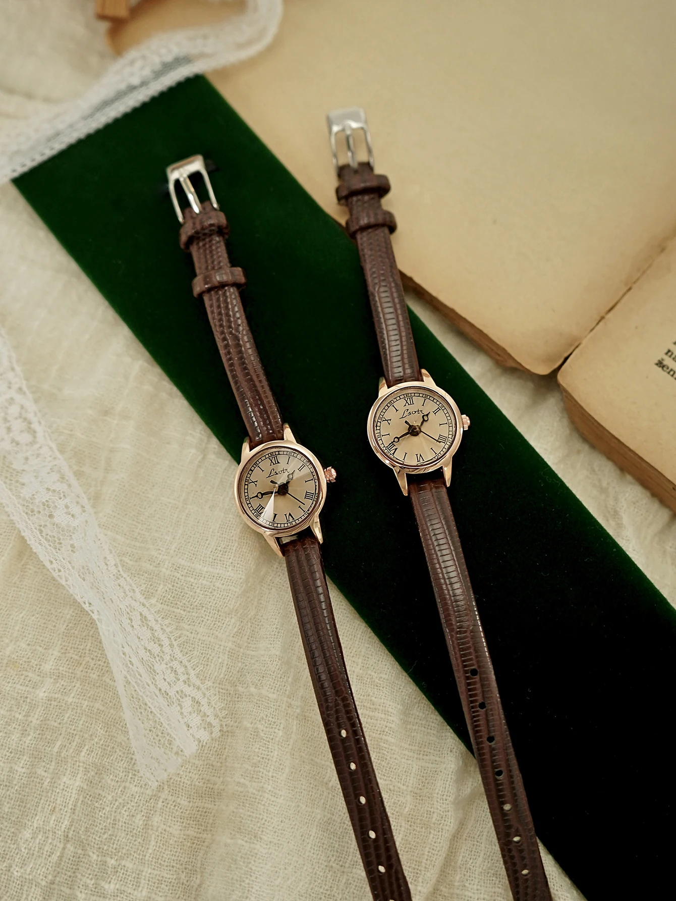 1 Piece of Retro Casual and Elegant Women's Coffee Brown Belt Watch Fashionable Small and Exquisite Round Small Dial Rhinestone Decoration Preppy Style Suitable for Daily Wear Dinner and Other Occasions Decorative Wrists 2
