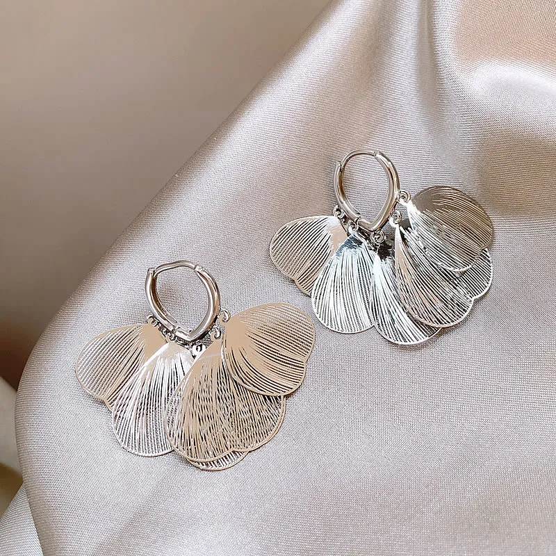 Design-inspirierte goldfarbene Metall-Quasten-Ohrklemme 2025 – Neuer Schmuck, trendige Accessoires für Damen und Gothic-Girls, baumelnde Ohrringe – Detail 8
