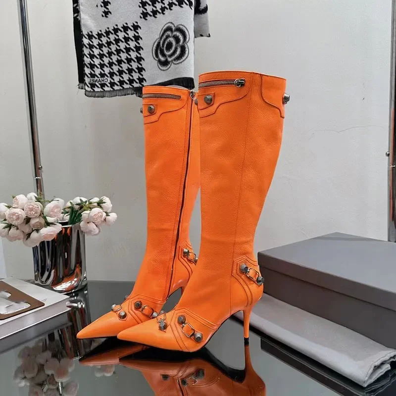 

Сапоги до колена на тонком каблуке, глянцевые, заостренный носок, однотонные, умный декор, уличный стиль, удобные модные сапоги