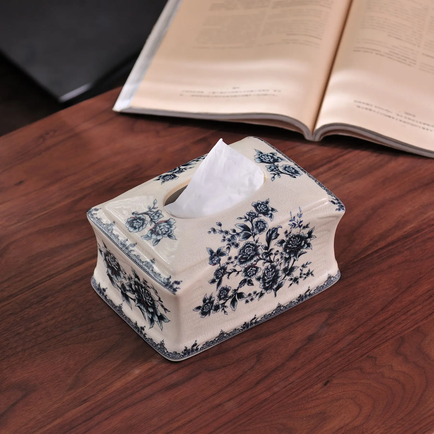 

Chaozhou supply new blue and white cracked ceramic tissue box living room tea table household suction box new house move
