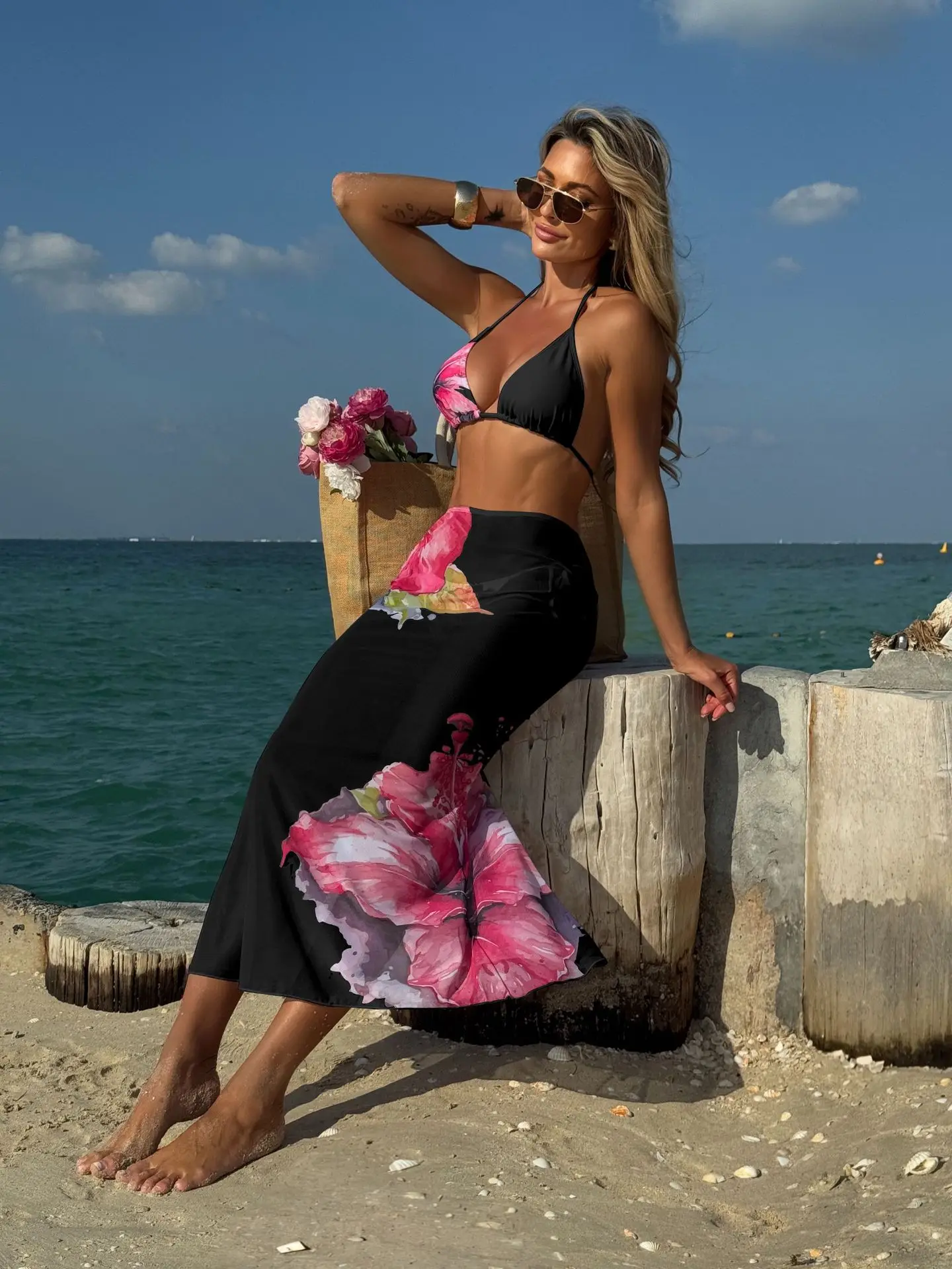 Costume da bagno 3 pezzi con stampa floreale - Modella in spiaggia