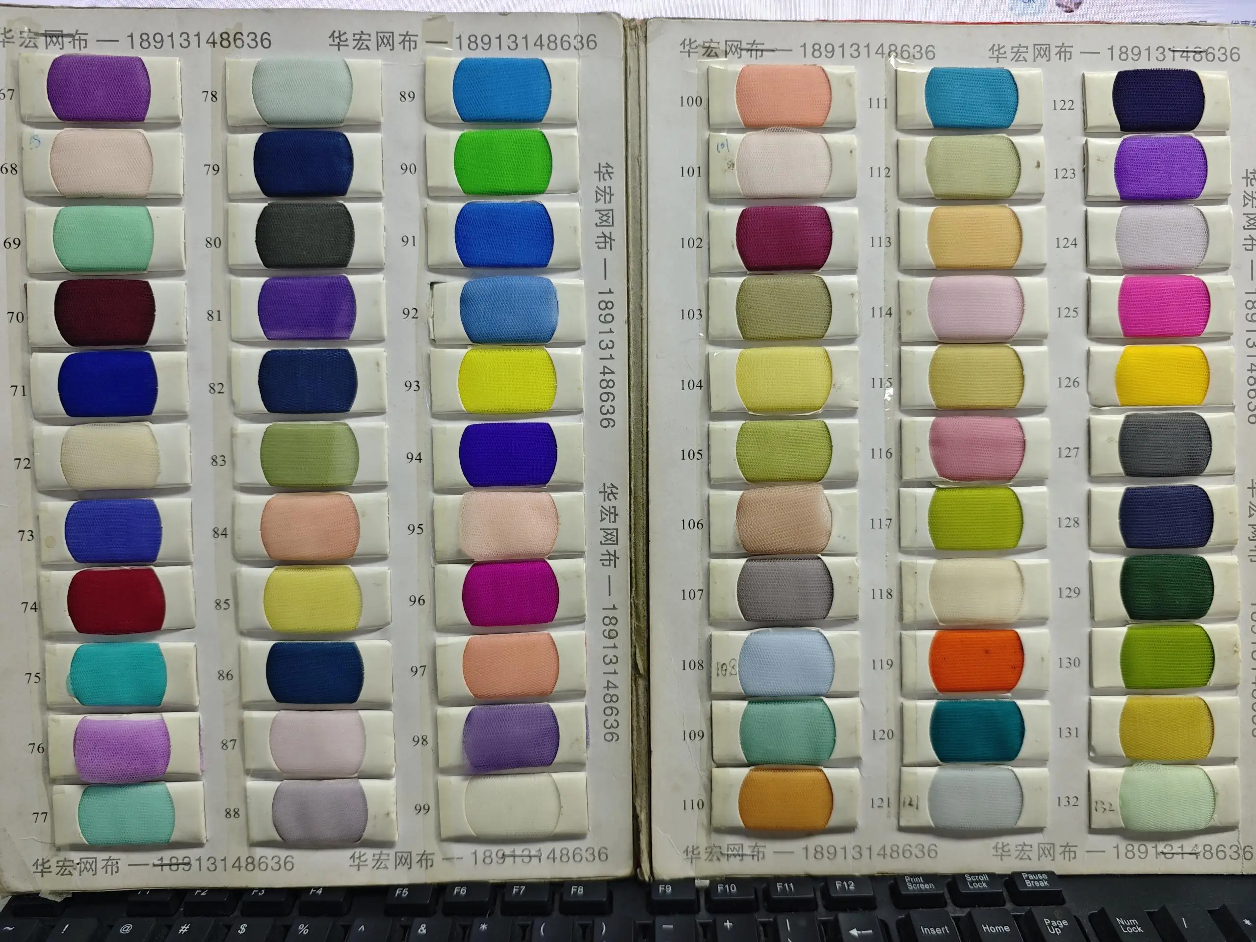 فستان أحمر بتصميم وردة ثلاثية الأبعاد