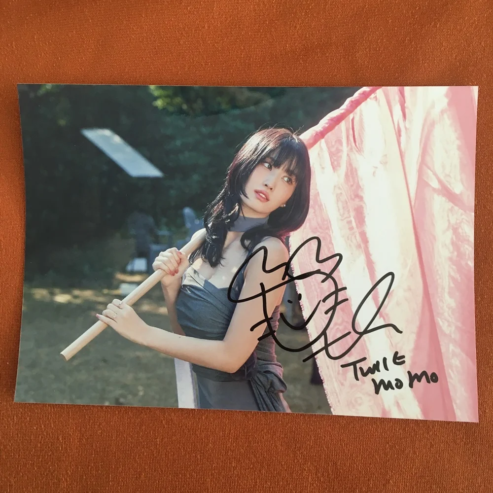 TWICE MOMO Autografado - Ouça e Compartilhe com Esta Foto K-POP