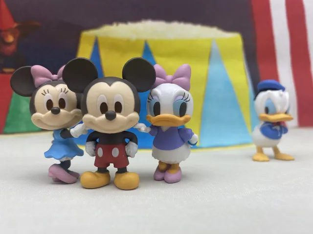 마법과 모험의 세계로 여러분을 안내하는 반다이의 정품 미키와 친구 도널드 덕 액션 피규어