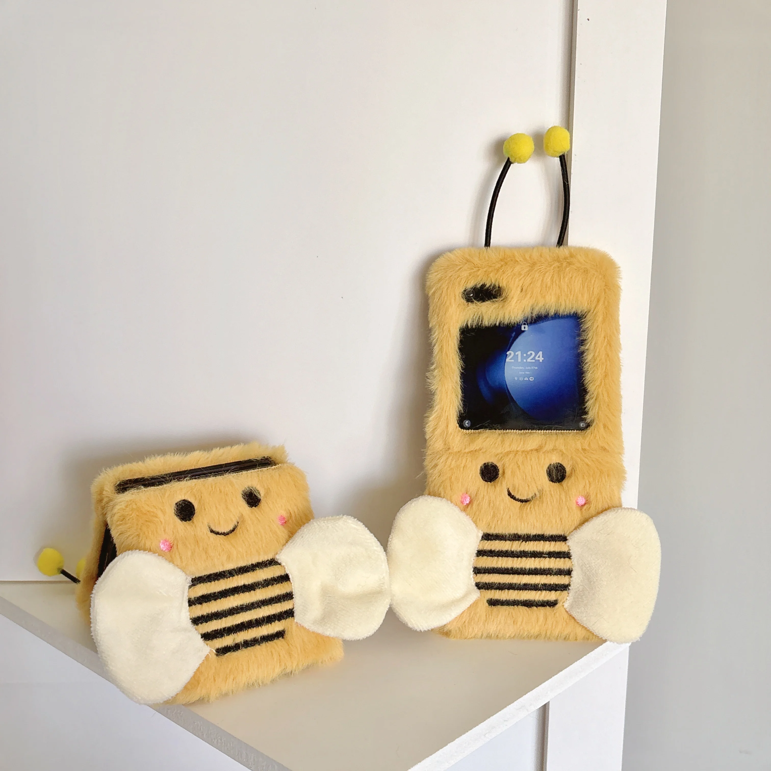 Charming Plush Embroidered Cartoon Yellow Bees Phone Case Flip Cover