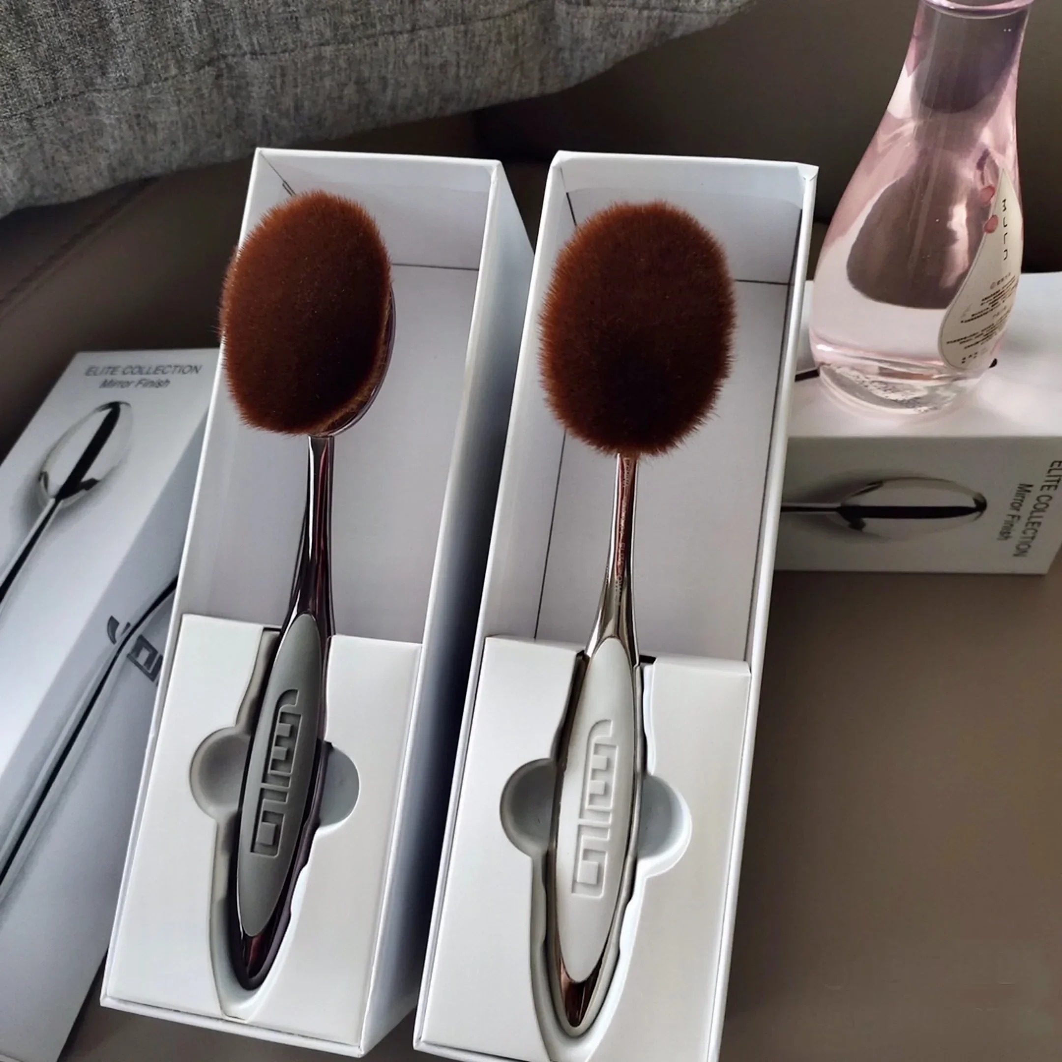 

Элитная металлическая большая Кисть для макияжа, кисть для основы под макияж, профессиональная длинная ручка, мягкий синтетический ворс, быстрое применение для основы под макияж