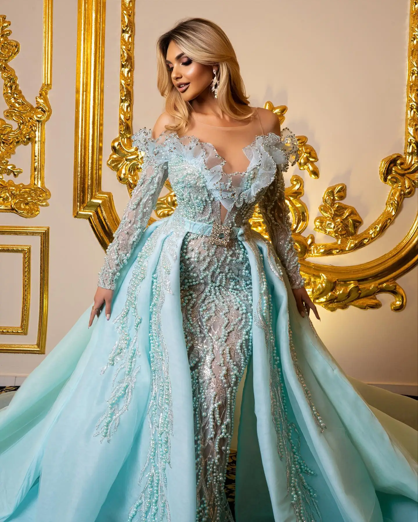 فساتين سهرة رائعة للمناسبات الرسمية على شكل حرف v...