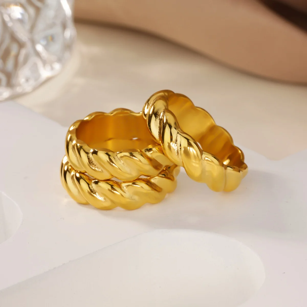 Punk Twisted Croissant-Ringe für Damen, 18 Karat vergoldeter Edelstahl, gedrehter Kuppel-Statement-Ring, Hochzeit, Party, Schmuck, Geschenk – Detail 4