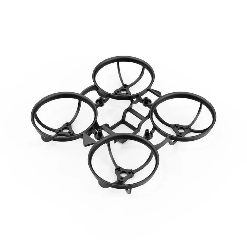 Vue rapprochée d'une pale transparente d'hélice de drone course, montrant sa texture lisse.