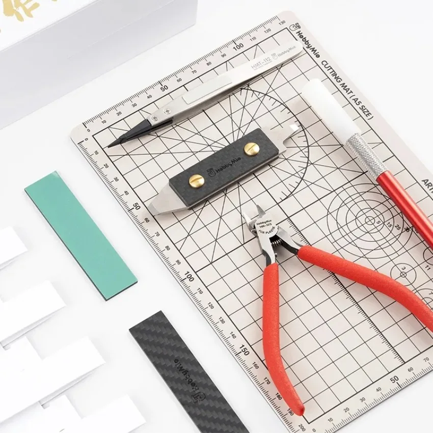 Kit de modélisme débutant gris clair complet : outils de précision pour maquettes, avec manches ergonomiques et lames interchangeables.