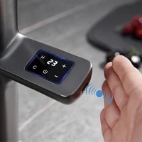 ก๊อกน้ําห้องครัวสีเทาปืนหรูหรา การออกแบบจอแสดงผลดิจิตอลสัมผัสอัจฉริยะ การควบคุมแบบคู่ อ่างล้างจานตรวจจับน้ํากรองเย็นและร้อน แตะ 4