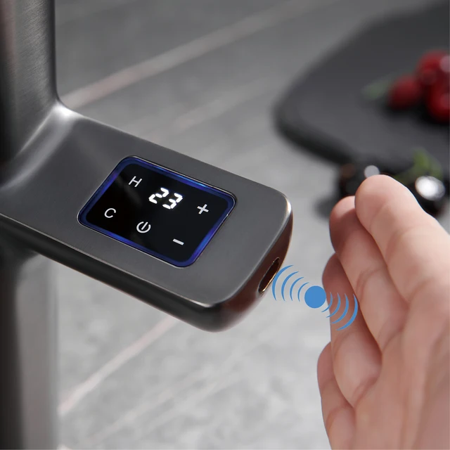 ก๊อกน้ําห้องครัวสีเทาปืนหรูหรา การออกแบบจอแสดงผลดิจิตอลสัมผัสอัจฉริยะ การควบคุมแบบคู่ อ่างล้างจานตรวจจับน้ํากรองเย็นและร้อน แตะ 4