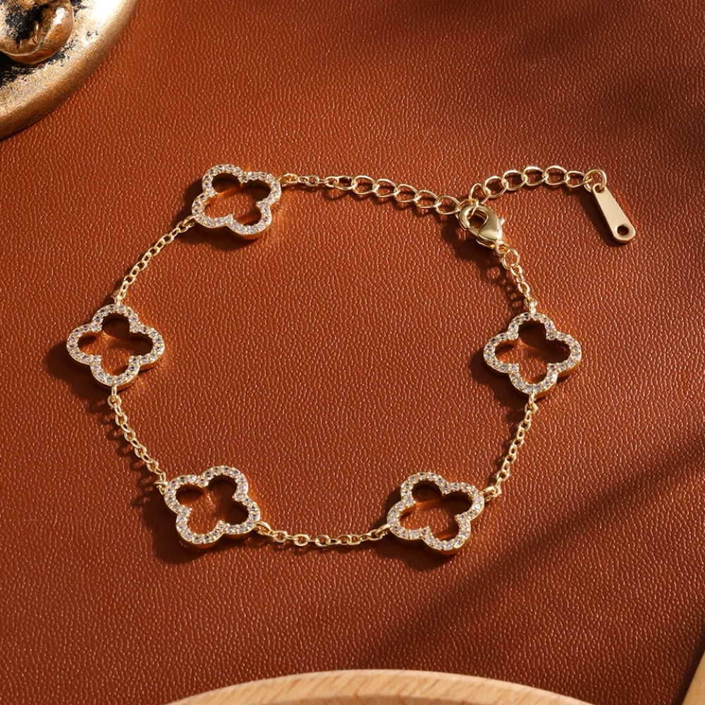 طقم أساور فاخر بتصميم ناعم ومزين بفصوص لامعة