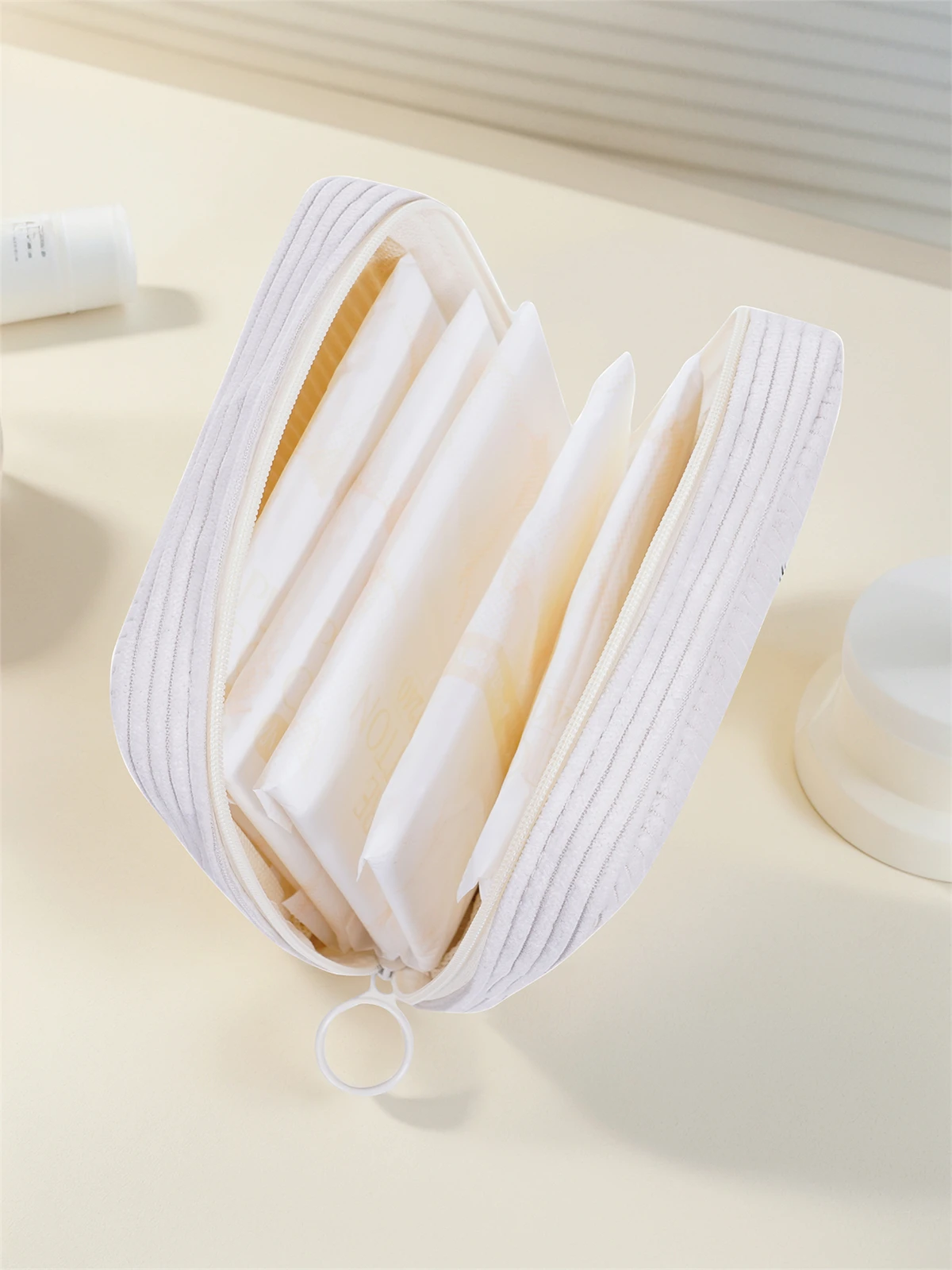 Cat pattern printed sanitary napkin storage bag, women's lightweight tissue bag, sanitary tissue bag