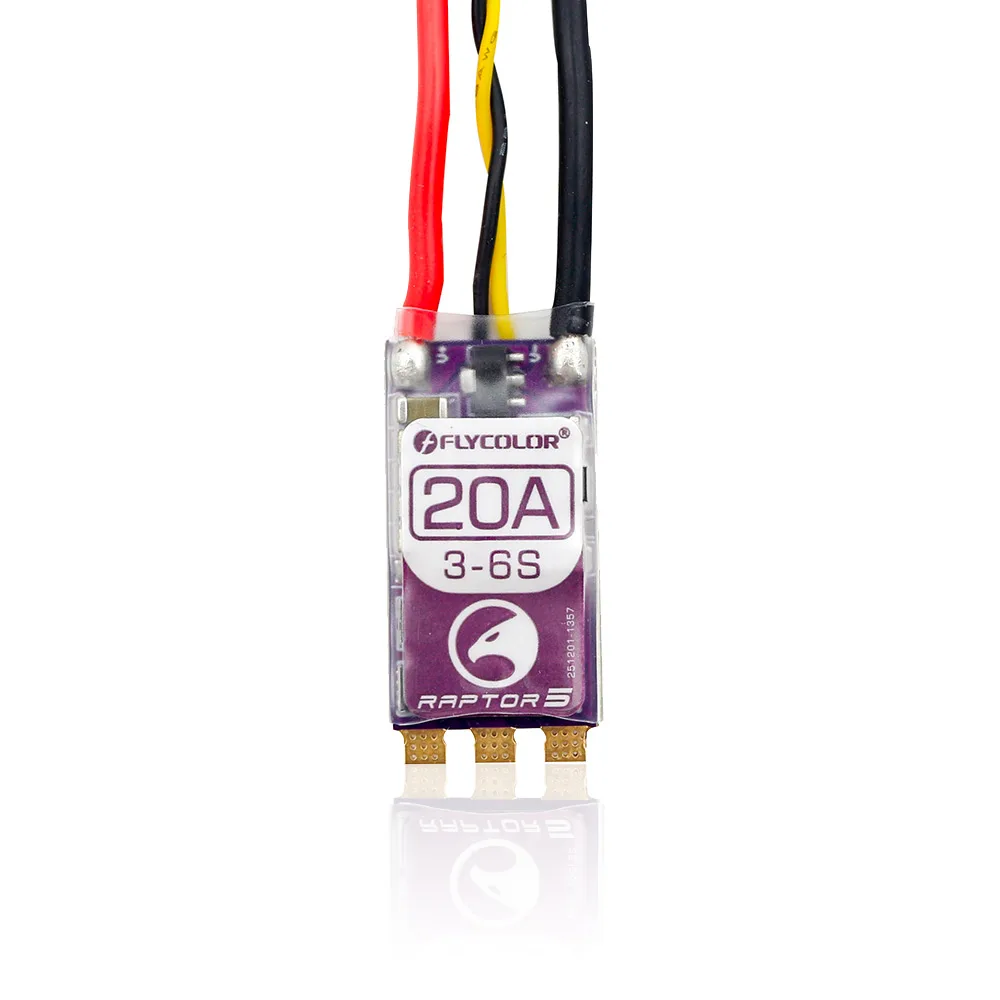 Gros plan sur la connectique de l'ESC Raptor5 20A-50A BLHeli_S, avec les fils moteur et le câble de signal.