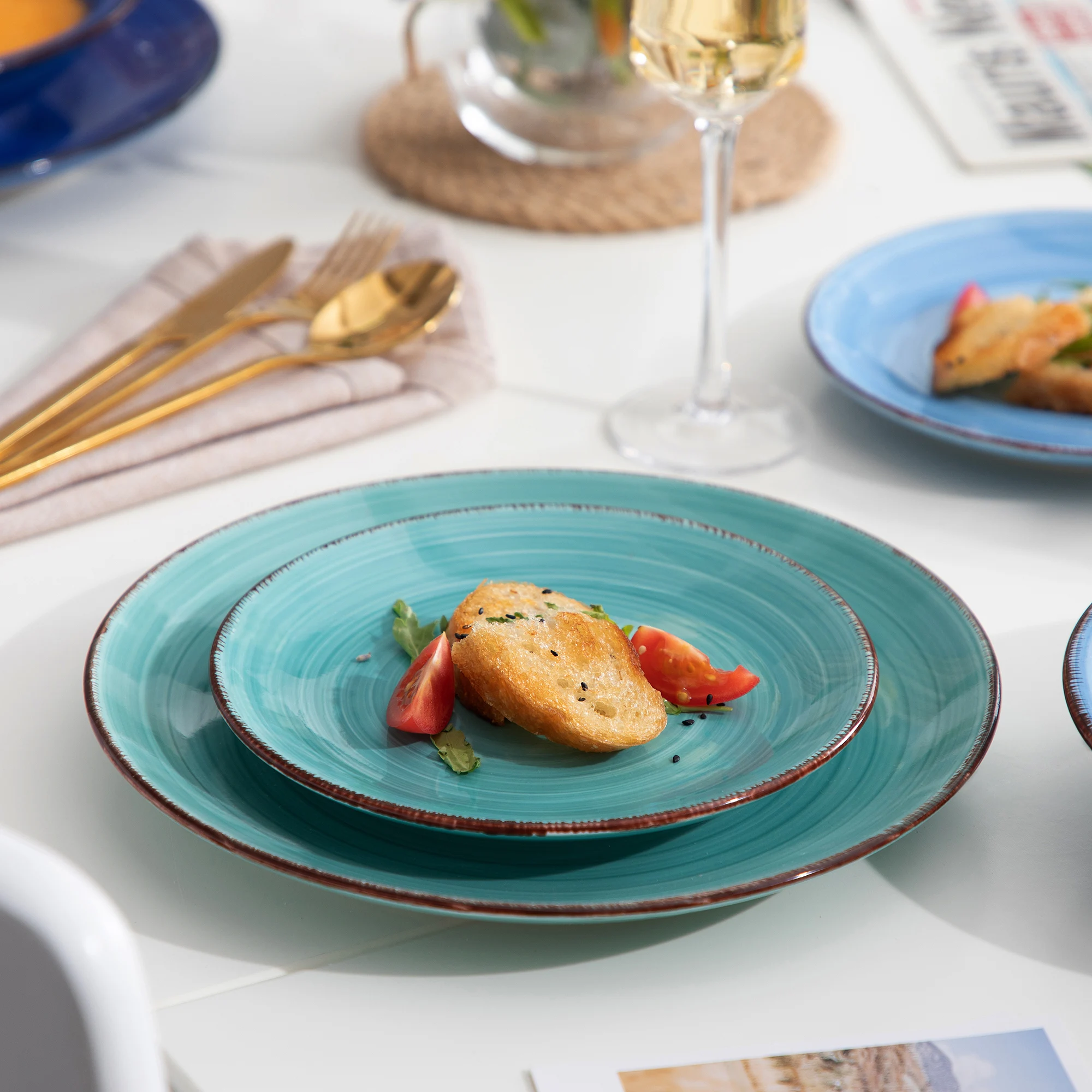 Vancasso Blue 18/36-teiliges handbemaltes Geschirrset mit 6 Speisetellern / Suppentellern / Desserttellern aus Steinzeug für 6 Personen – Detail 7