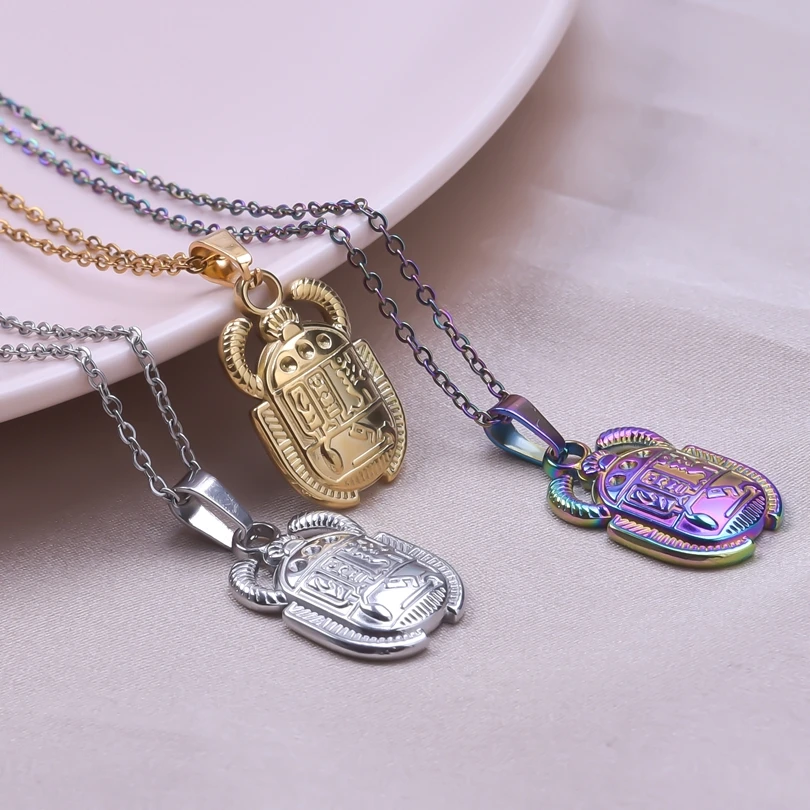 Collana con scarabeo di grandi dimensioni in vermeil d'oro 14 carati e ciondolo a forma di scarabeo egizio in argento sterling. - Italia