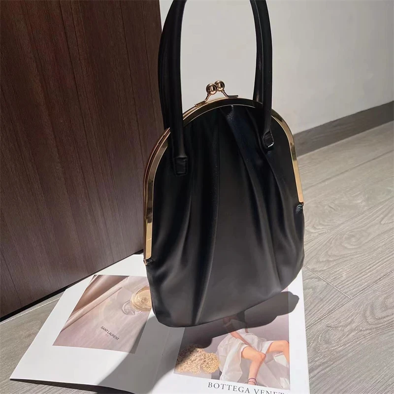 

Уличная трендовая Изысканная женская сумка с металлическим зажимом и складками, мягкая черная сумка через плечо, женская сумка-кошелек в форме ракушки