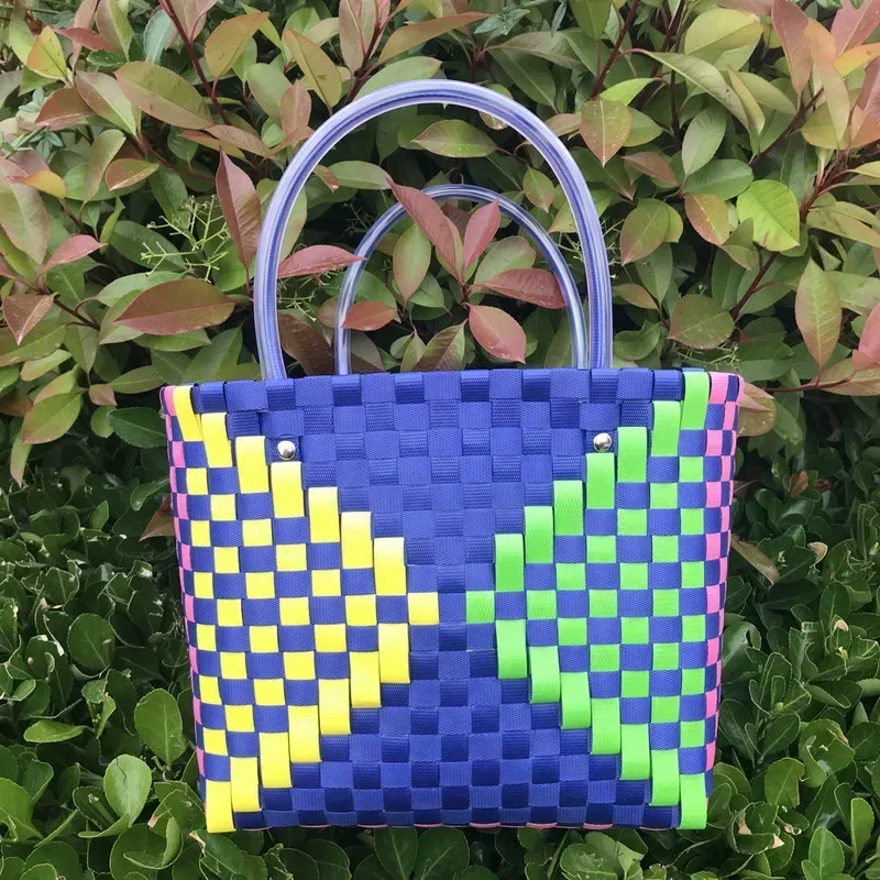 

Популярная пляжная Ретро-корзина Лоскутная полосатая ручная вязка цветная повседневная женская сумка-тоут модная сумка из ПВХ