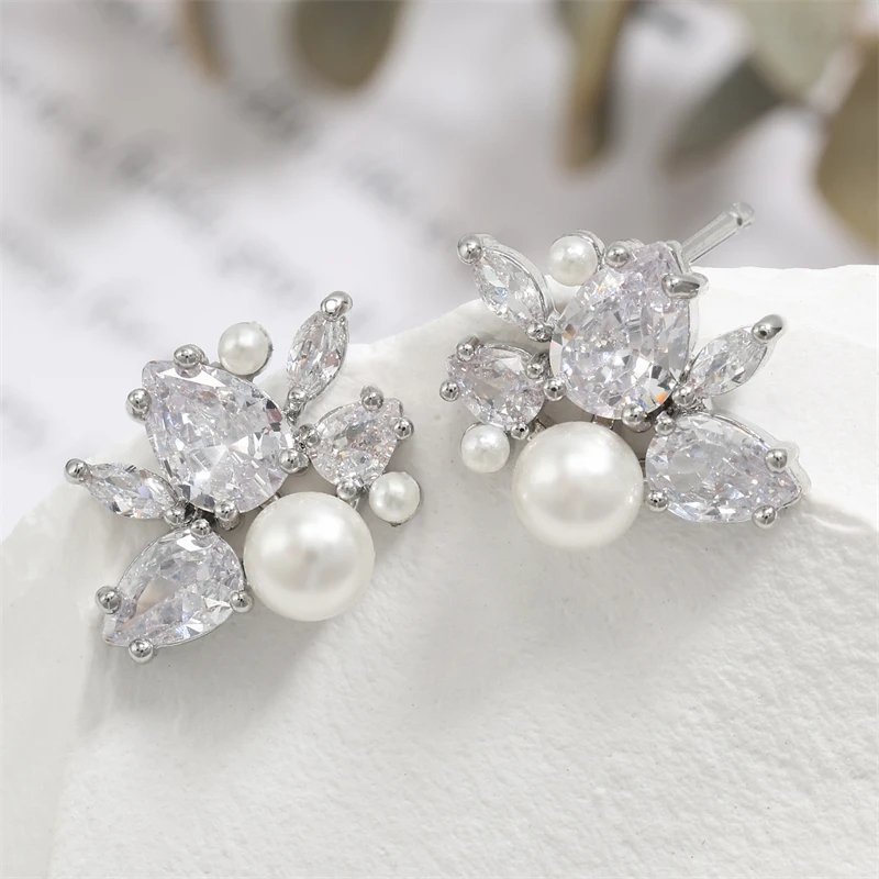 ZAKOL Elegante weiße Imitationsperlen-Blumen-Ohrstecker für Frauen, glänzender Wassertropfen, Zirkonia, Brautohrring, Hochzeitsschmuck