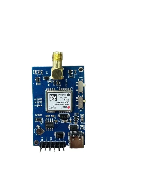 Vue rapprochée du module GPS Ublox Neo-M9N montrant les broches et le boîtier métallique pour navigation.