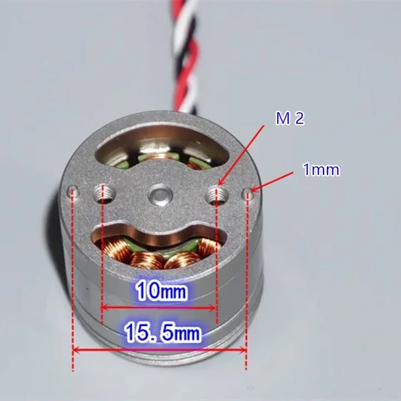 Gros plan sur le moteur miniature sans balais 1406 2200KV pour drone FPV course, détaillant les aimants et le bobinage.
