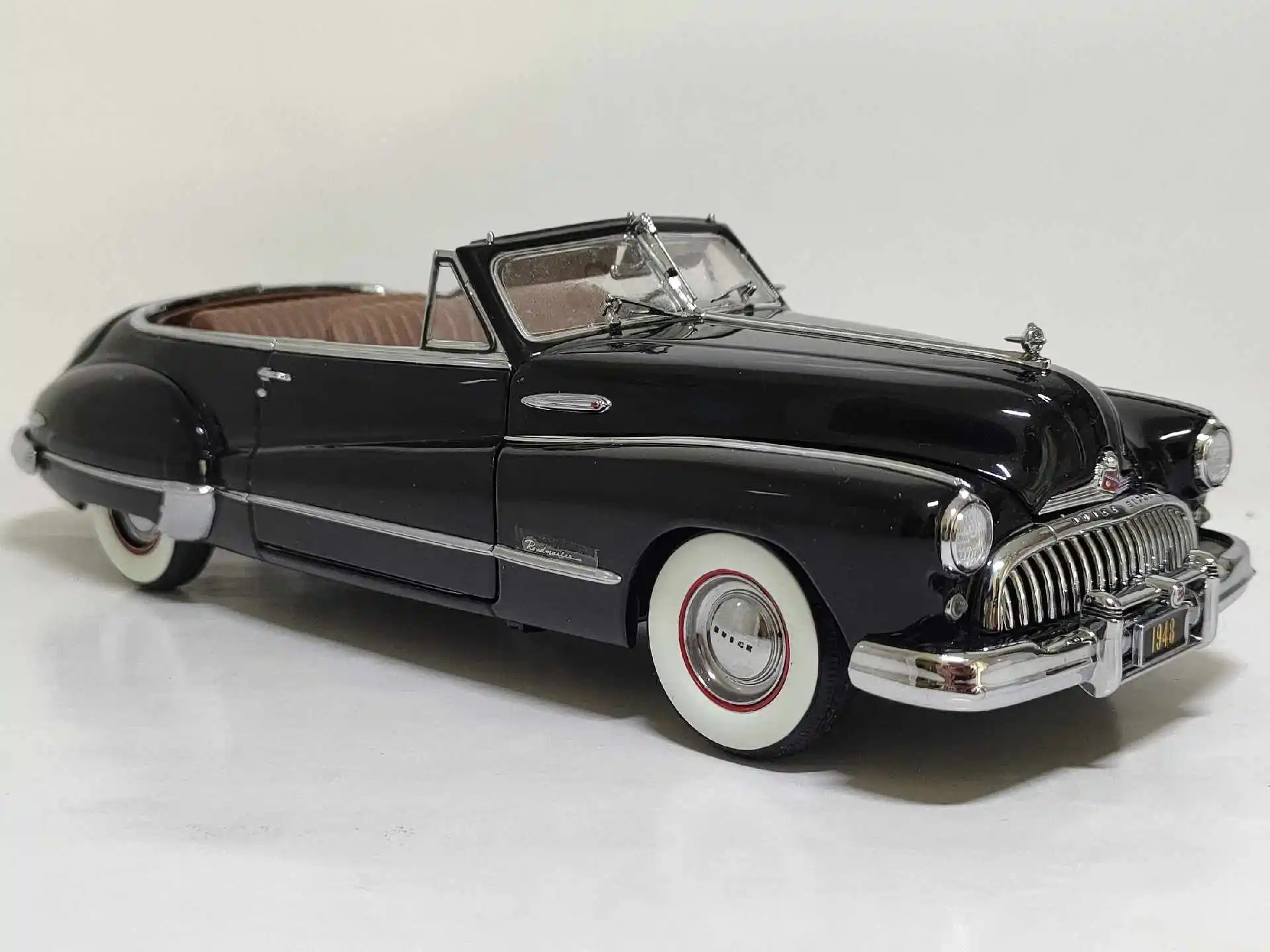 

MBI 1:24 Roadmaster Convertible Brown 1948 Vintage Car Alloy Fully Open Simulation Limited Metal Static Car Model Toy Gift