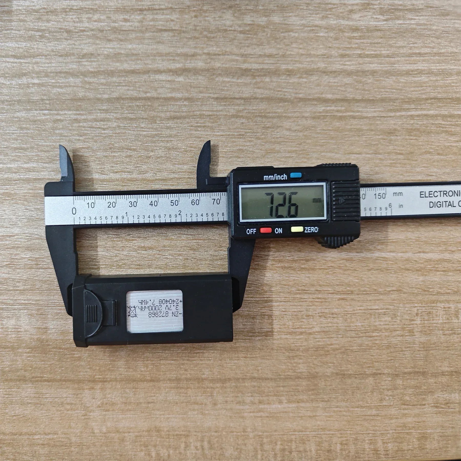 Batterie Drone Xiaomi S2S 2000mAh connectée à un drone Xiaomi, prête à l'emploi.