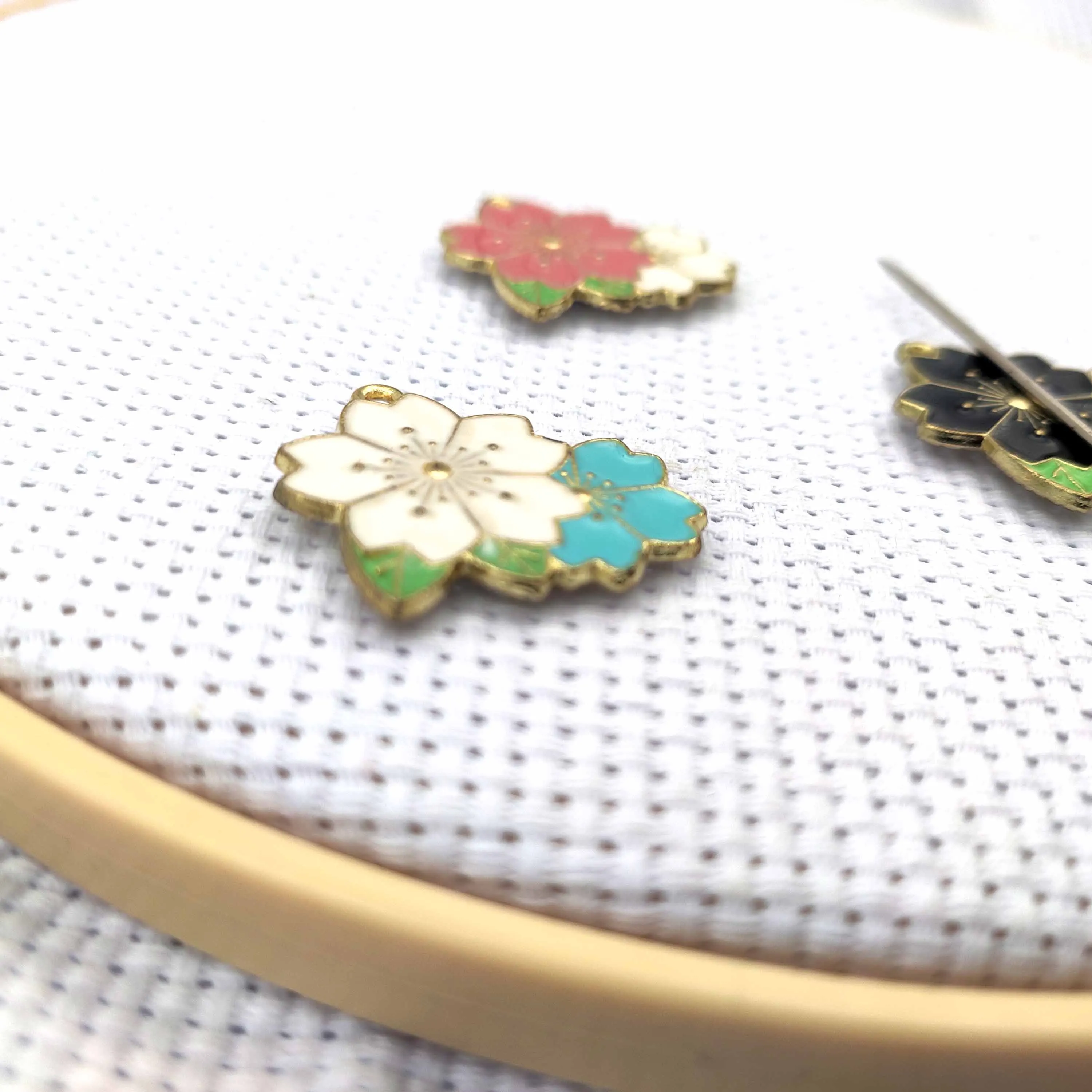Needle Minder Magnets Flowers Needle Holder for Sewing Embroidery