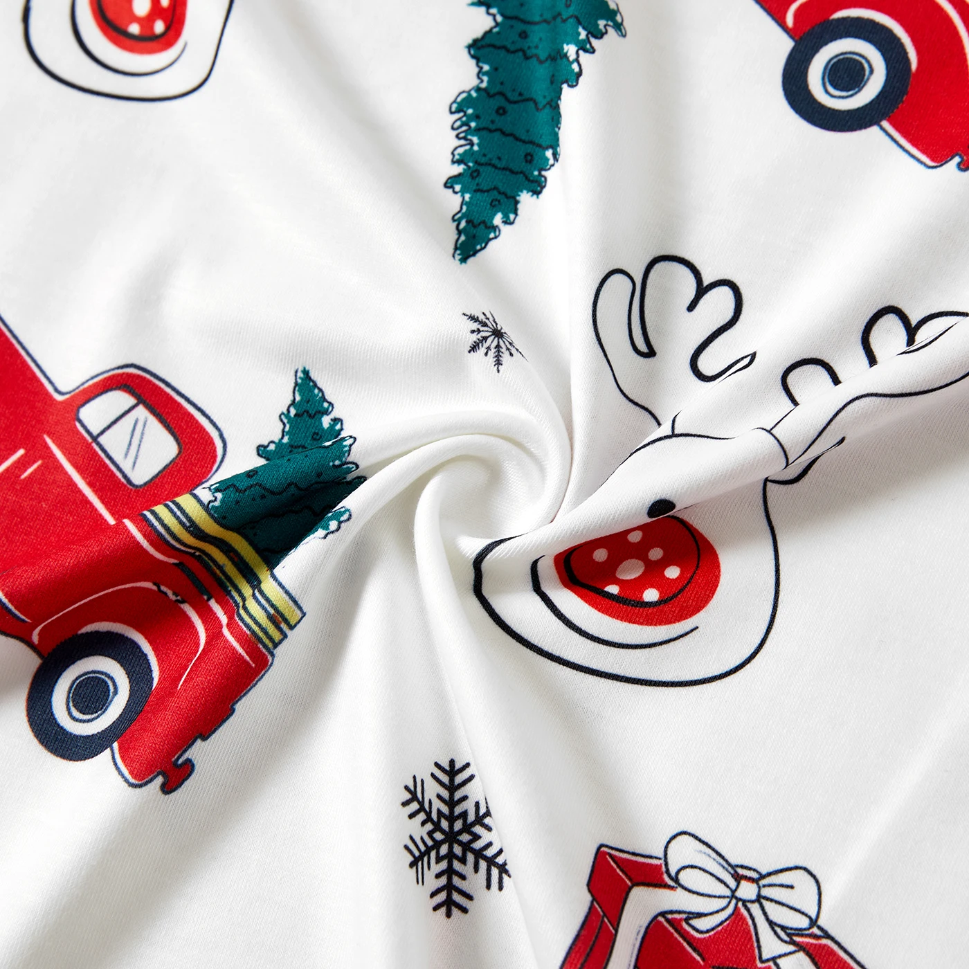 thumbnail image 5 of Conjuntos de pijamas a juego para toda la familia con estampado de Papá Noel y baúl navideño (resistentes al fuego), 5 of 5