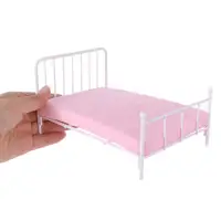 Maison de poupée créative échelle 1:12, scène de chambre à coucher avec matelas, meubles de lit de poupée, lit simple, maison de jeu, Mini lit modèle cadeau pour filles 4