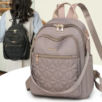 Zaino da donna 2025 New Fashion Light Luxuyr Design Solido Versatile Zaino basic Borsa da donna in nylon da viaggio di tendenza casual