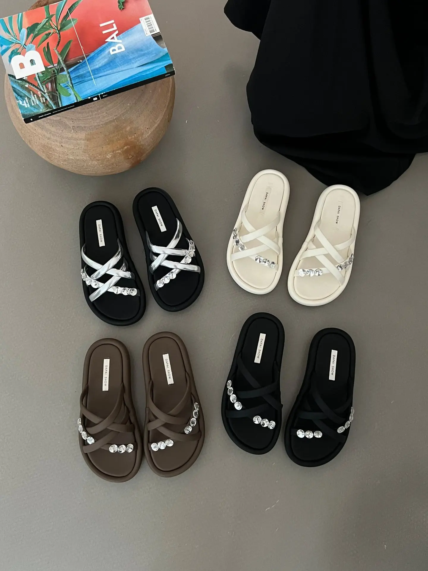 Exposed Toe Stepping Feces Feeling Thick Sole Slippers Women Beach Flat Bottomed Sandals