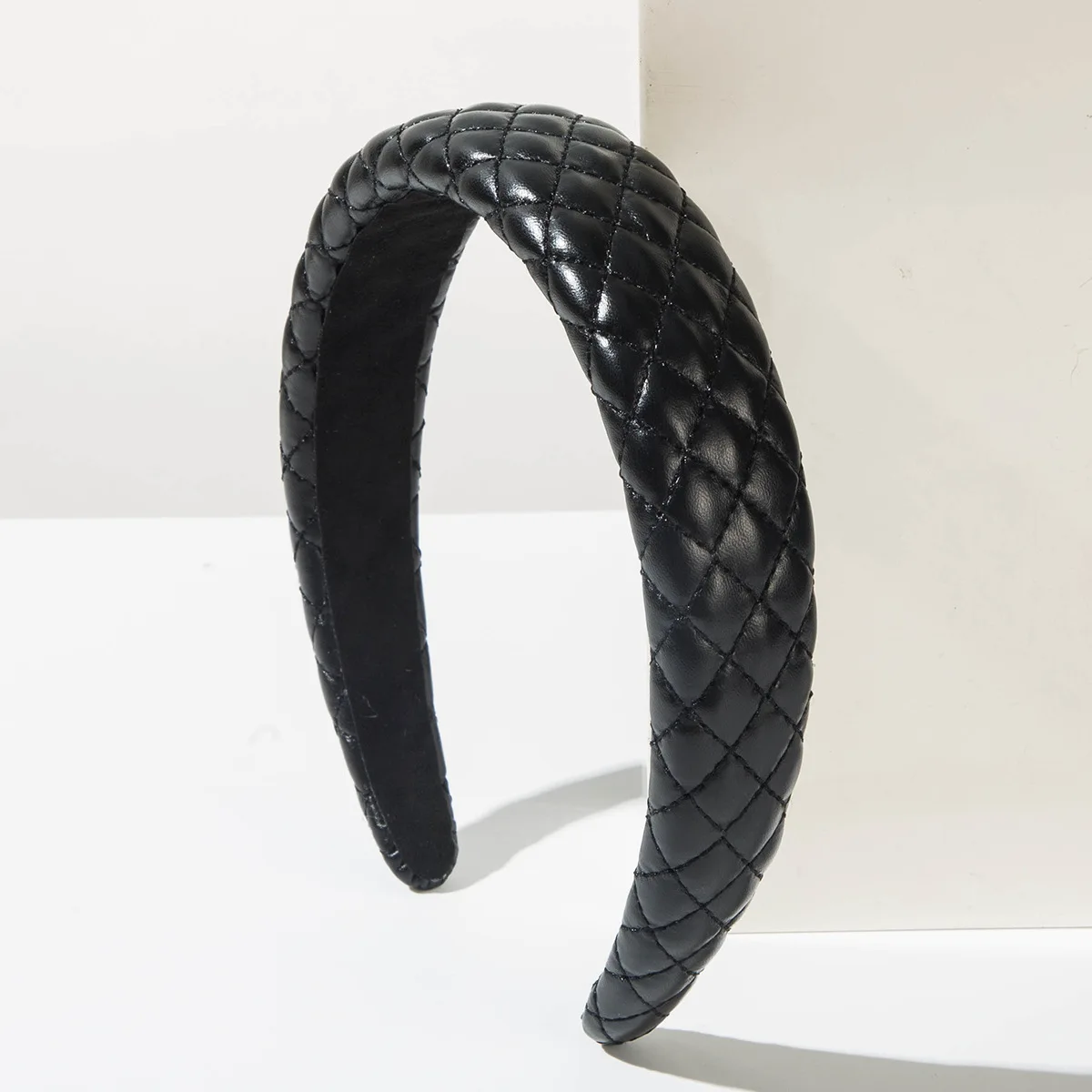Trendiges, cooles breites Stirnband aus Stoff und Leder, hochwertiges, stilvolles Haarband, vielseitiges Haar-Accessoire für Damen – Detail 3