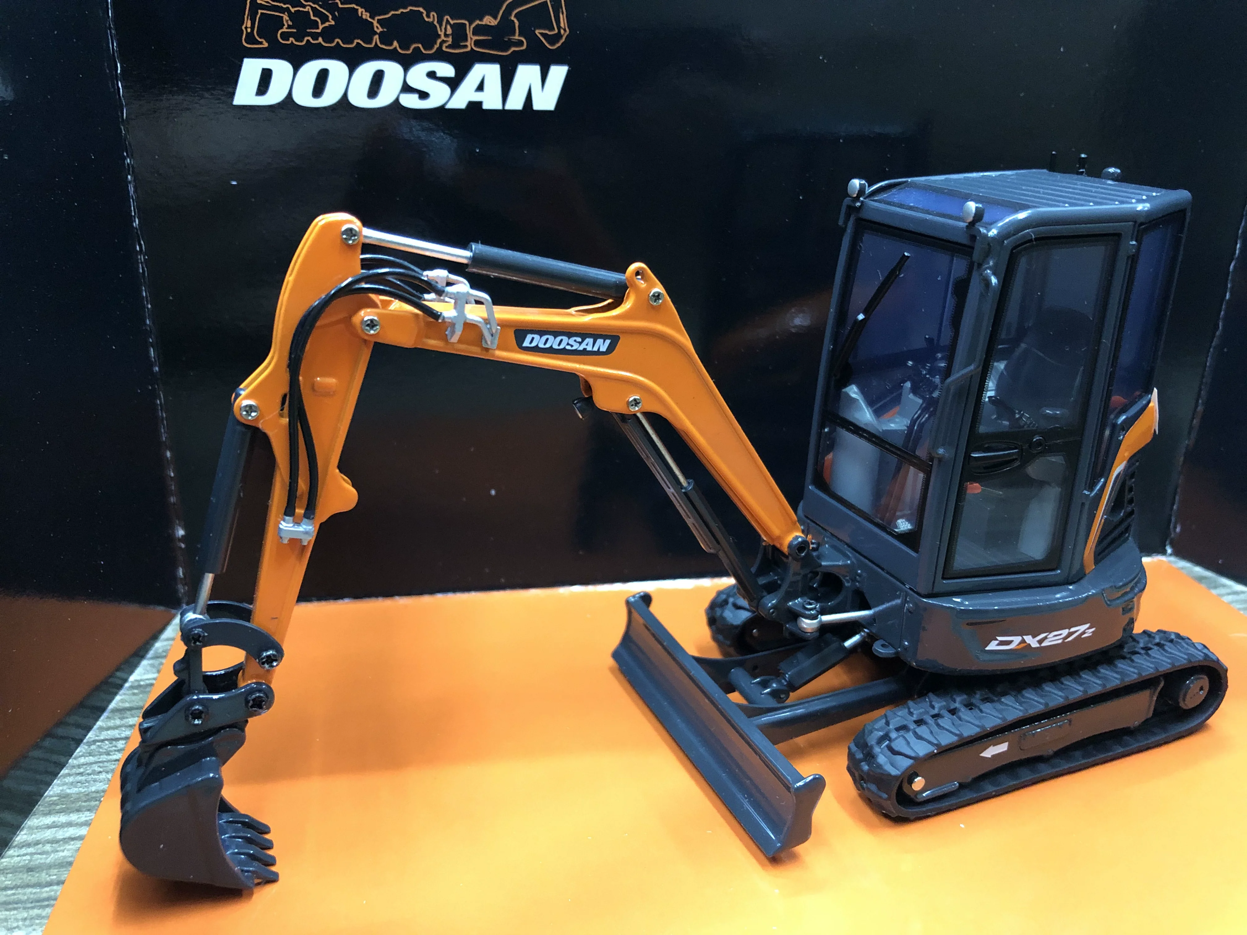 

1:25 scale DOOSAN DX27Z crawler-type excavator Model Alloy Engineering Simulation Model toys Gift