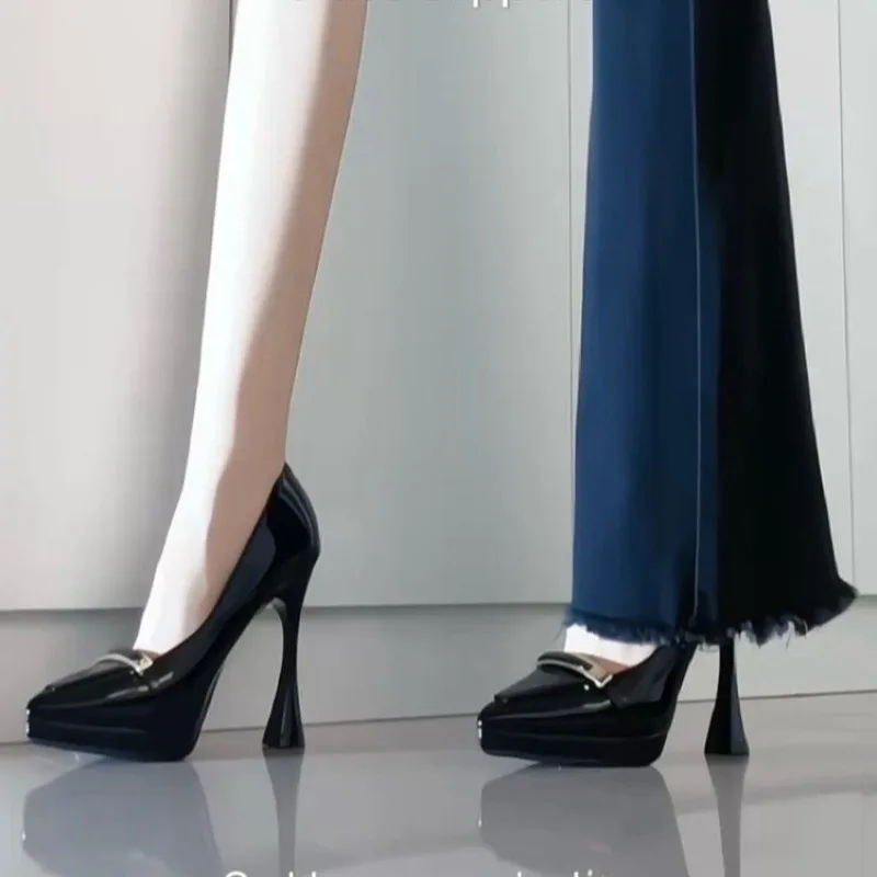 حذاء كعب بيج لامع بتفصيل معدني