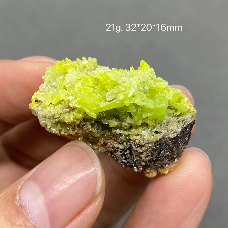 100% natural pyromorphite original stone mineral specimen cured crystal gem collection.