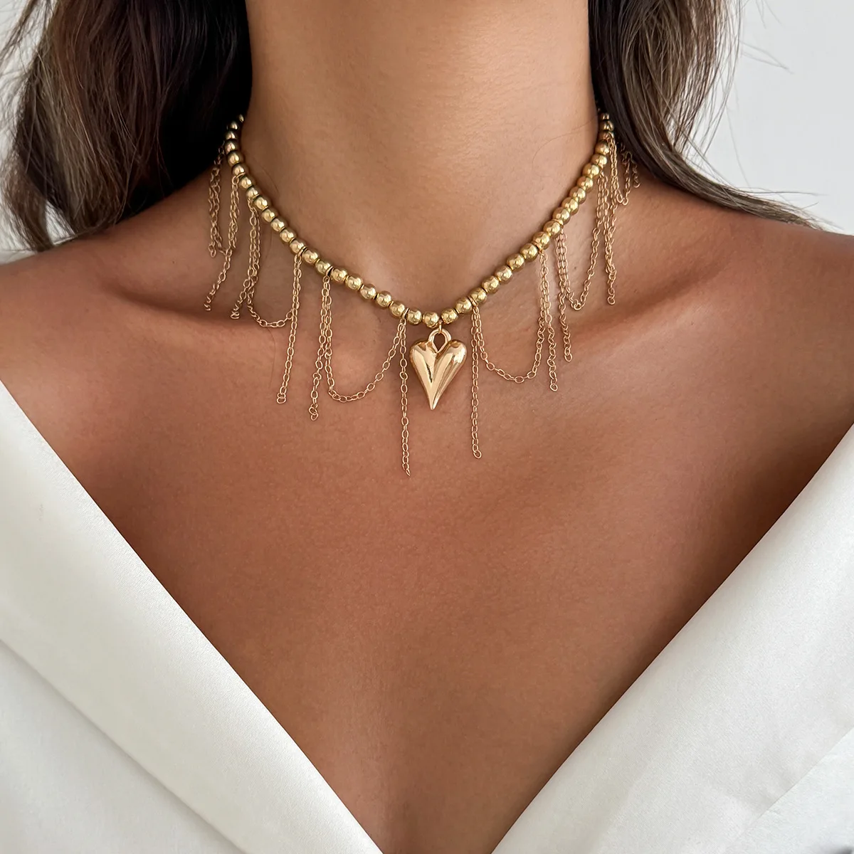 New Metal Chain Tassel Short Collar Neckalce for Women Chunky Love Heart Pendant Gold Color Clavicle Choker Chic Jewelry Stylish